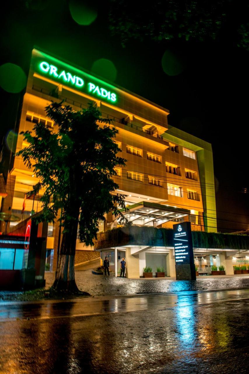 Grand Padis Hotel Bondowoso Luaran gambar